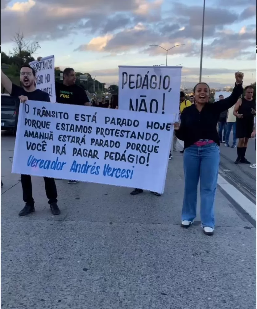 Manifestantes protestam contra pedágios na MG-010 em frente à Cidade Administrativa