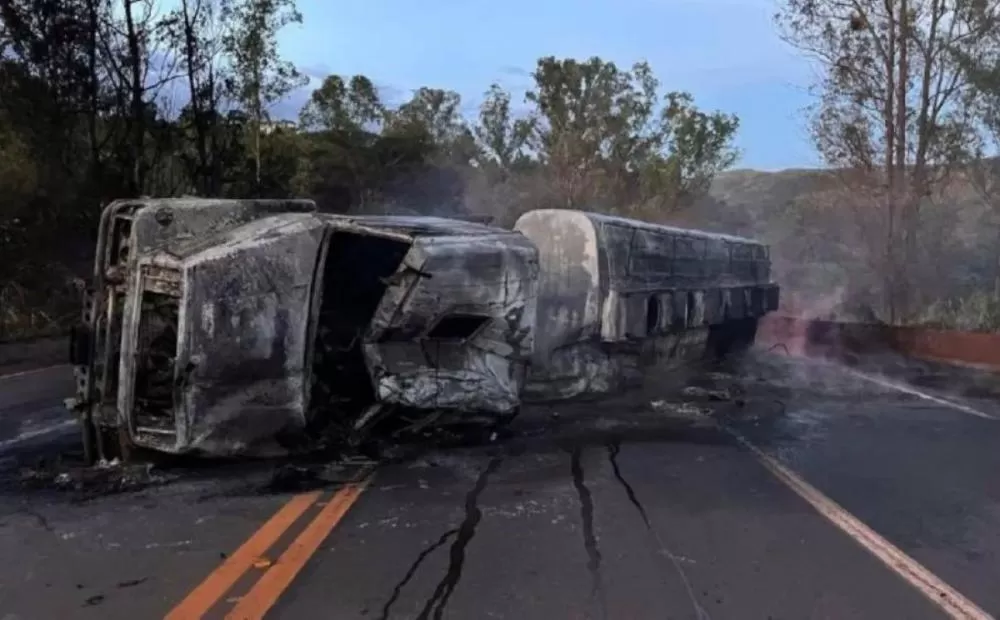 BR-040 é liberada após caminhão-tanque pegar fogo em Itabirito