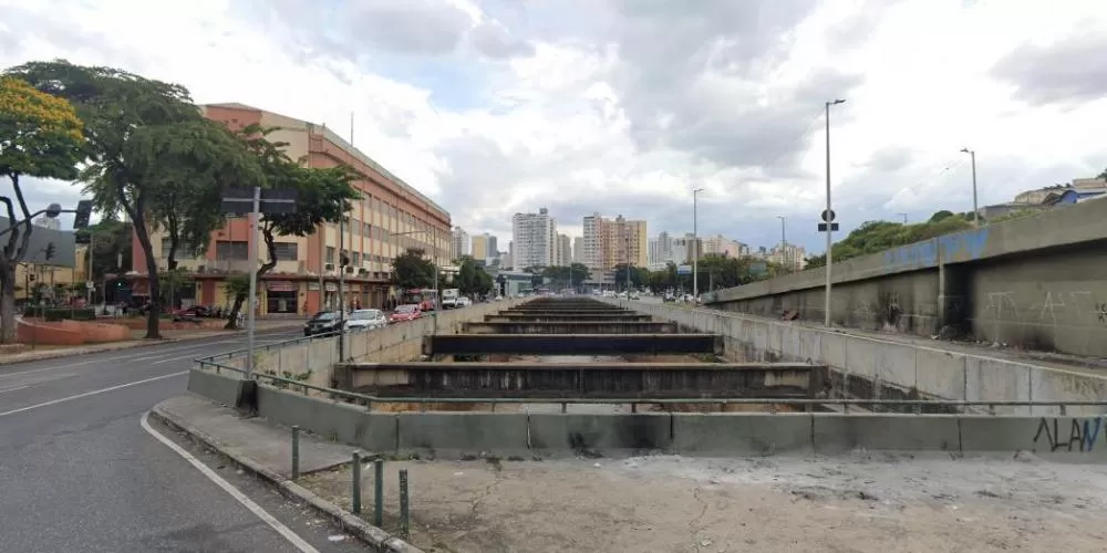 Homem morre ao cair no ribeirão Arrudas ao tentar atravessar vigas no Centro de BH