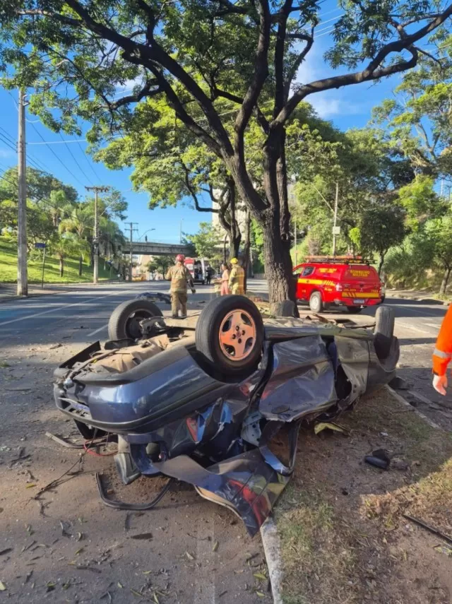 Carro capota em frente ao Cemitério da Paz, e um homem morre em BH