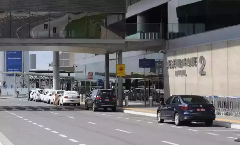 Fiscalização em Confins autua dois motoristas de táxi por transporte irregular