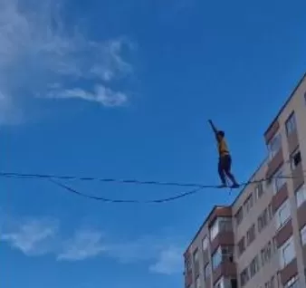 Bloco Asa de Banana termina no escuro após jovem realizar “slackline” próximo a fios elétricos em BH