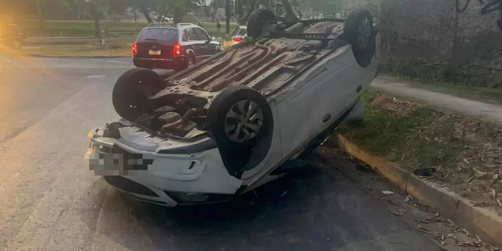 Carro capota na orla da Pampulha com cinco ocupantes e Bombeiros apontam indícios de embriaguez