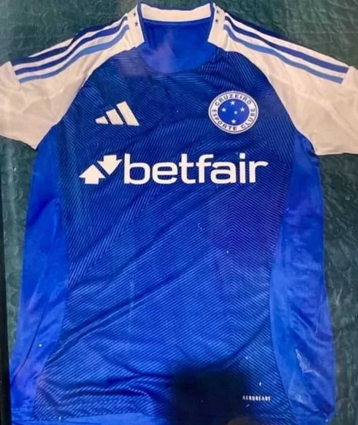 Cruzeiro estreia novo uniforme em homenagem ao Dia Internacional da Mulher