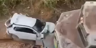 Carro cai de viaduto na BR-381 e é atingido por trem da Vale em Minas
