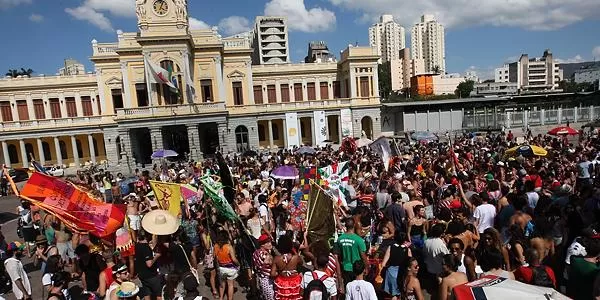 Mulher é vítima de agulhada durante bloco de Carnaval em BH e fica exposta a risco de HIV