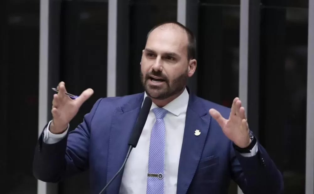 Eduardo Bolsonaro se licencia do mandato de Deputado Federal e declara permanência nos EUA
