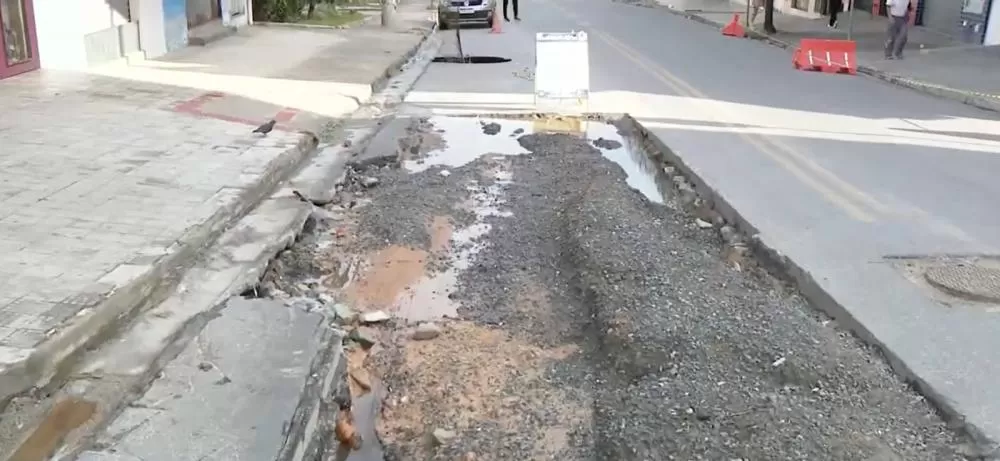 Moradores denunciam buracos em avenida após obras da Copasa em Vespasiano