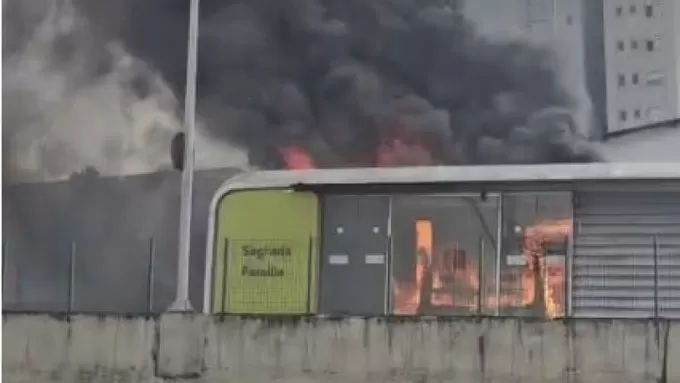 Ônibus pega fogo em frente à estação do Move na Av. Cristiano Machado, em BH