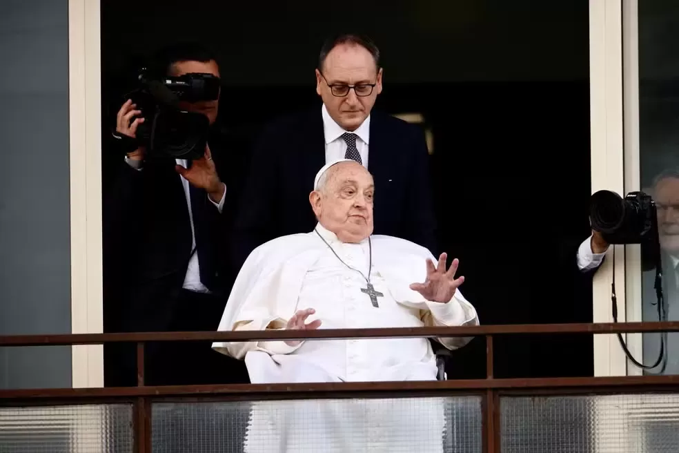 Papa Francisco faz primeira aparição pública desde internação