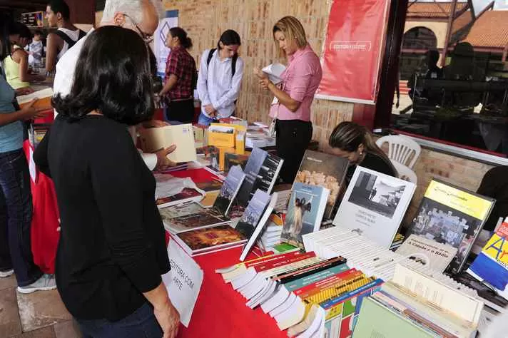 Festa do Livro UFMG 2025 acontece entre 24 e 27 de março com descontos e programação cultural