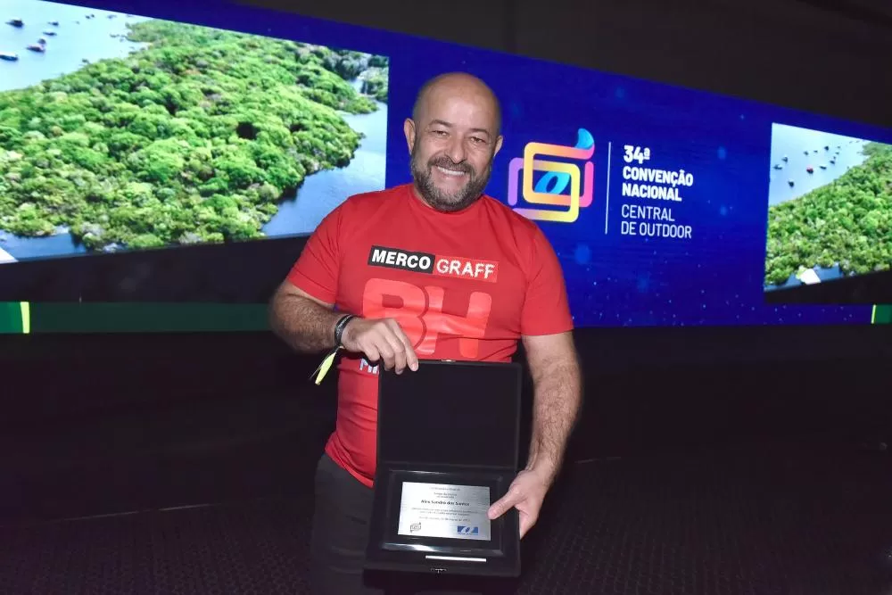Empresário Alex Sandro dos Santos é homenageado na 34ª Convenção Nacional do Outdoor