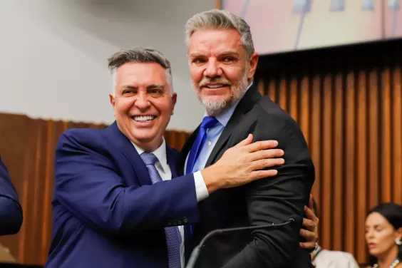 Presidente da CMBH dá posse ao prefeito Álvaro Damião