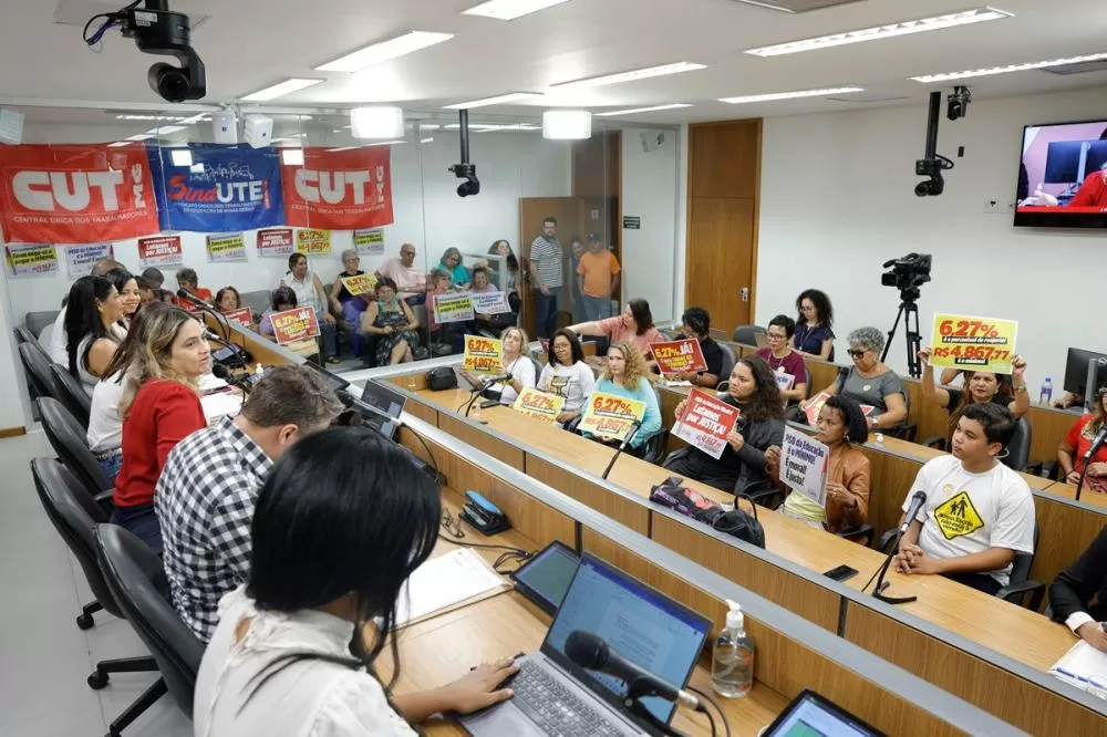 Proposta de reajuste dos professores avança na Assembleia de Minas e servidores protestam