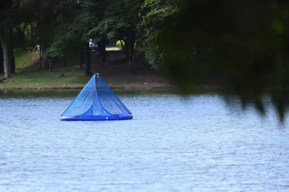 Caravelas ecológicas são instaladas na lagoa da Pampulha para ajudar na despoluição