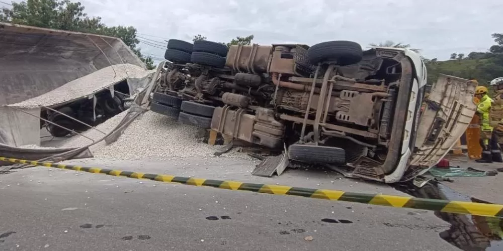 Motorista morre em acidente com caminhão carregado de calcário na MG-424, em Pedro Leopoldo