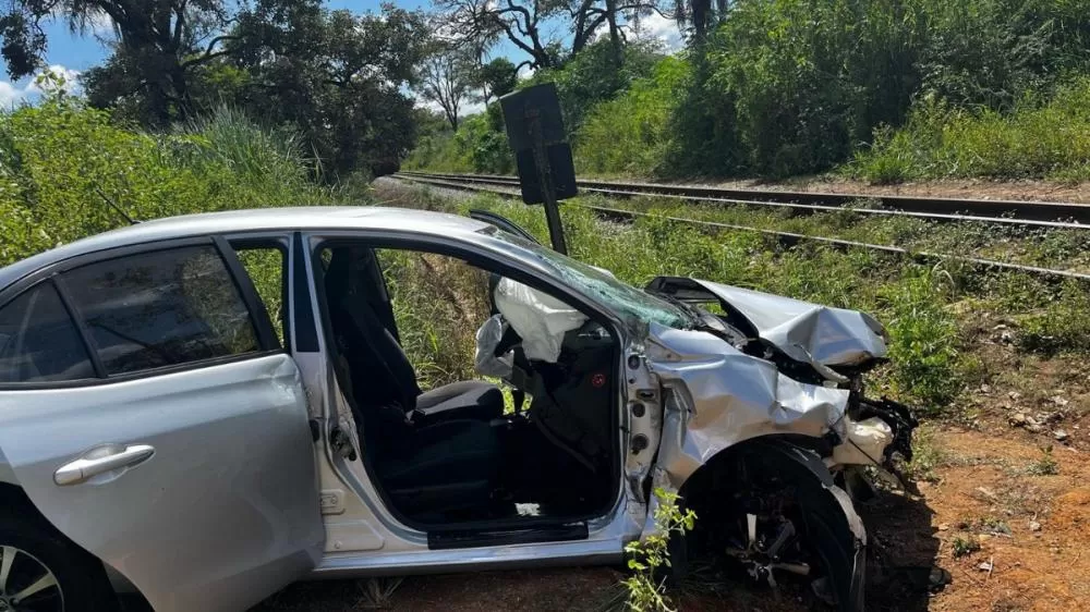 Carro tem pane em linha férrea e é atingido por trem em Matozinhos