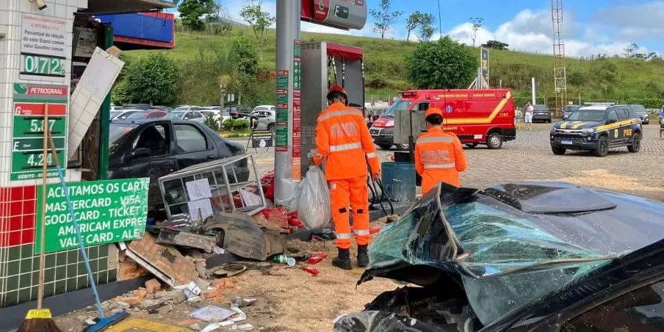 Carro desgovernado invade posto de gasolina e deixa sete feridos na BR-381