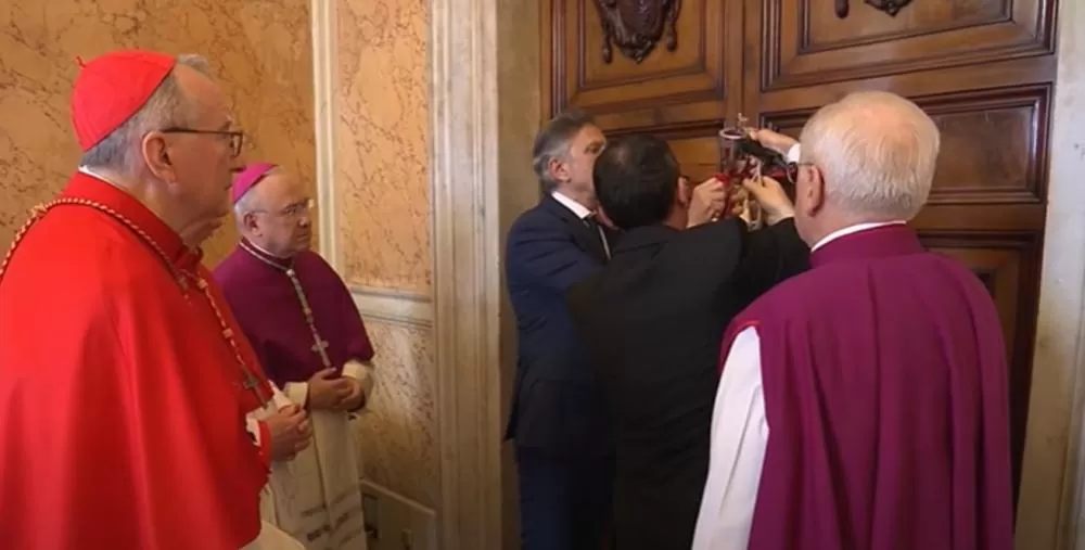 Após morte do Papa Francisco, Vaticano lacra aposentos papais em rito tradicional