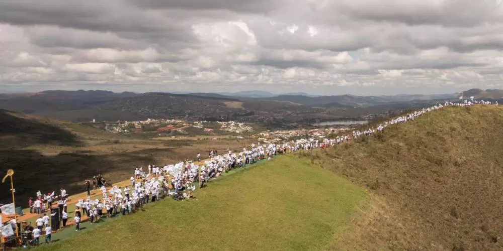 Manifestação “Abrace a Serra da Moeda” reuniu milhares em protesto por proteção das nascentes