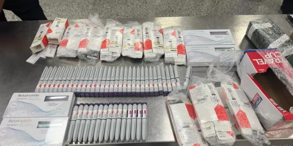 Casal é preso com canetas emagrecedoras escondidas em bagagem no aeroporto de Confins