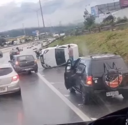Veículo capota na MG-010 em Vespasiano e causa lentidão no trânsito