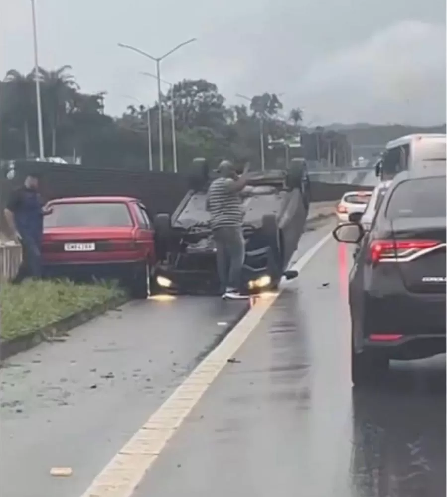 Mais um capotamento na MG-010 em Vespasiano complica trânsito no sentido Confins