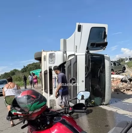 Caminhão tomba em retorno da MG-424 e motorista sofre ferimentos leves
