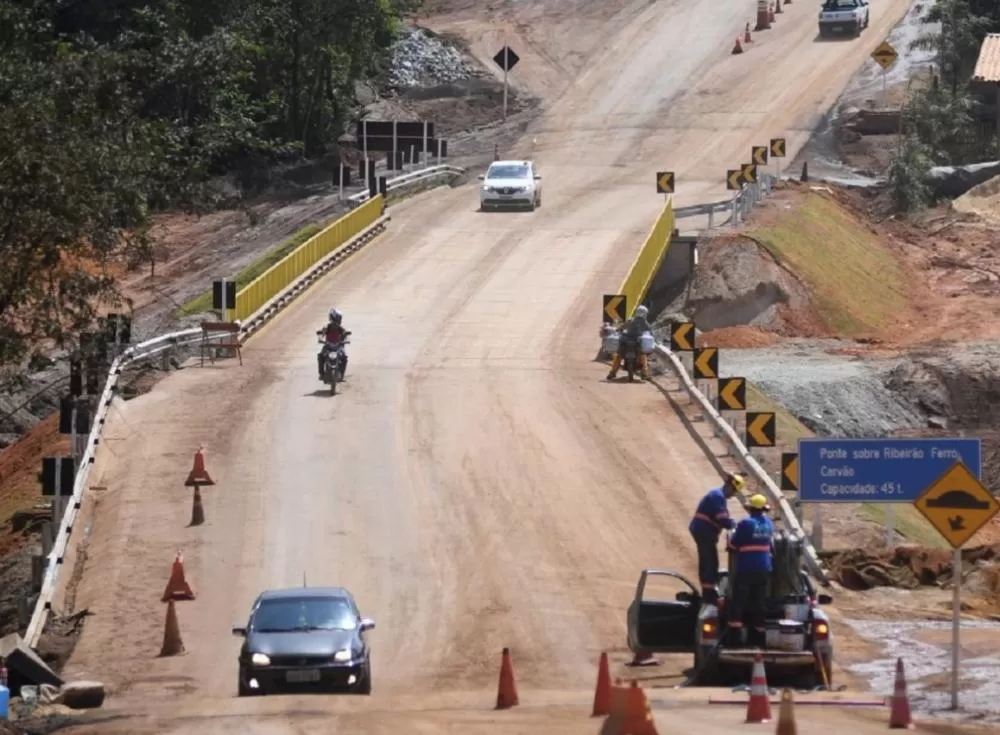 Rompimento de adutora da Vale interdita ponte em Brumadinho