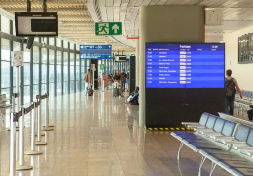 Idosa receberá R$ 20 mil após cair no aeroporto de Confins durante embarque