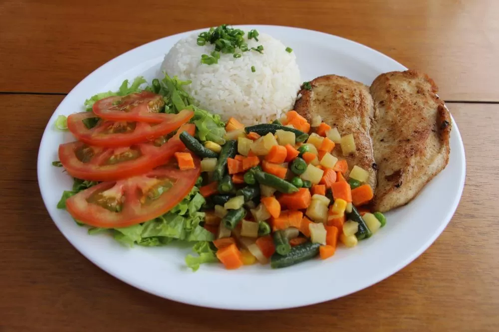 Praticidade e sabor à beira da lagoa: Na Brasa Grill apresenta linha de pratos executivos em Lagoa Santa