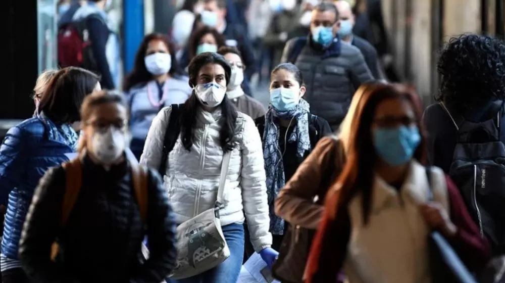 Surto de Covid-19 leva cidade no Brasil a restabelecer uso obrigatório de máscara