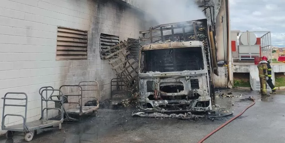Caminhão pega fogo em doca de supermercado próximo à Cidade Administrativa