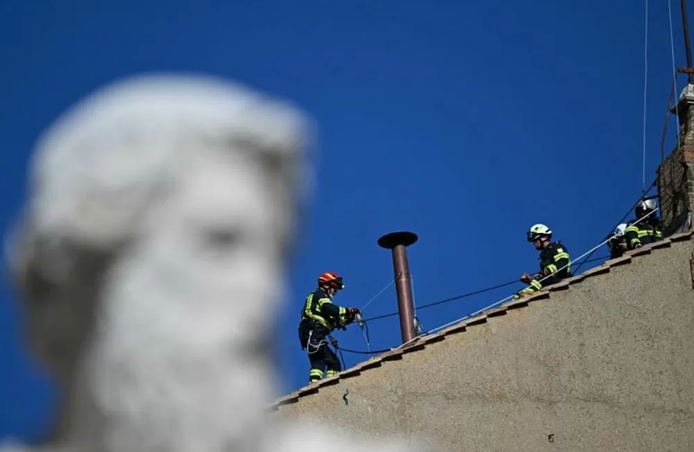 Fumaça do futuro papa: chaminé é instalada na Capela Sistina às vésperas do conclave