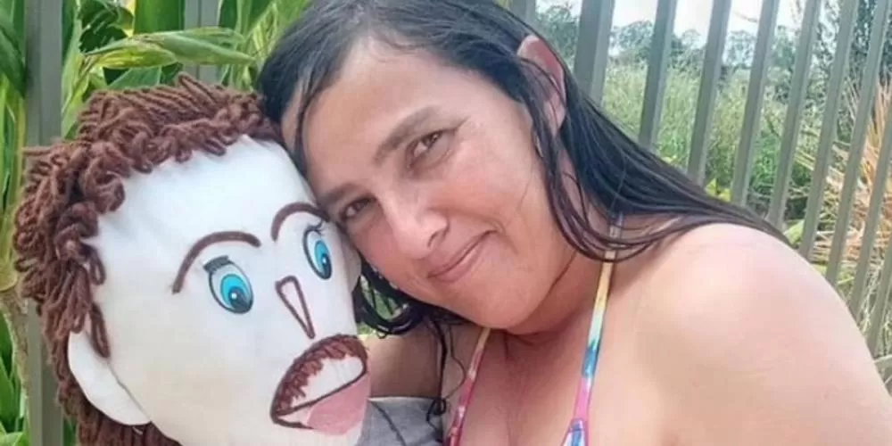 Boneco de pano casado com brasileira é “expulso” para o sofá após suspeita de traição