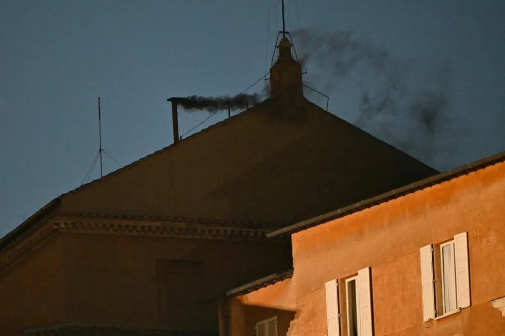Fumaça preta na Capela Sistina indica que primeiro dia de Conclave termina sem novo papa