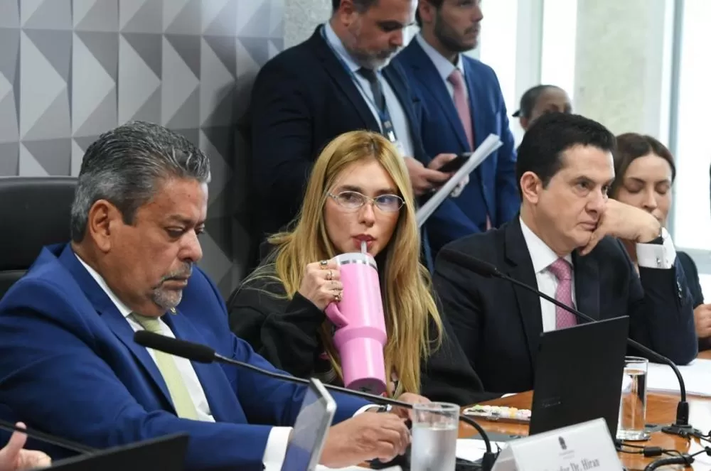 Virginia vira assunto na CPI das Bets com moletom da filha, copo WePink e respostas afiadas
