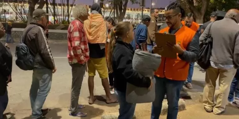 Moradores de rua recebem cobertores e vacina contra gripe em BH