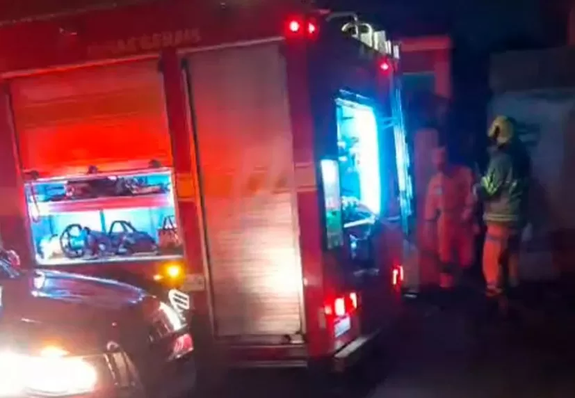 Incêndio de grandes proporções atinge galpão industrial em Pedro Leopoldo