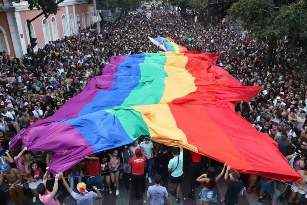 Vereadores tentam barrar repasse de verba pública para Parada LGBTQIAPN+ em Belo Horizonte