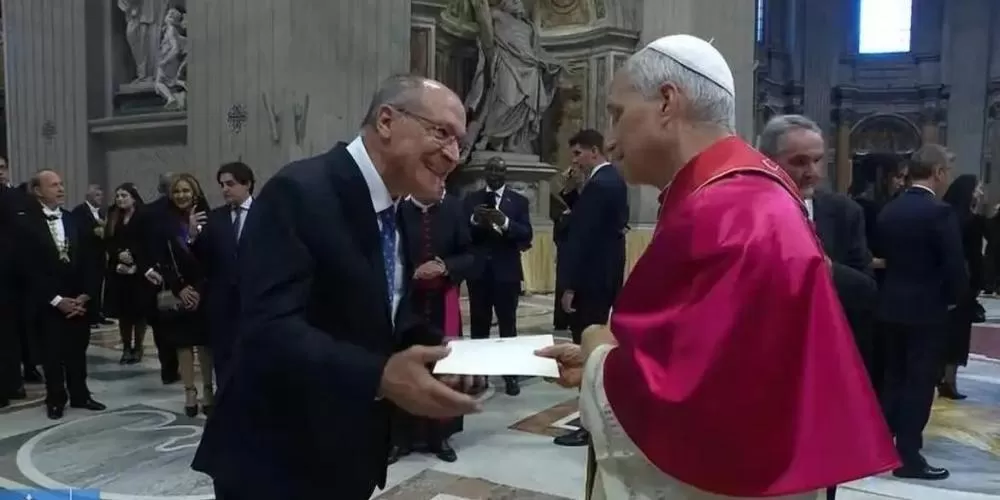 Alckmin entrega convite ao Papa Leão XIV para visitar Brasil durante a COP30