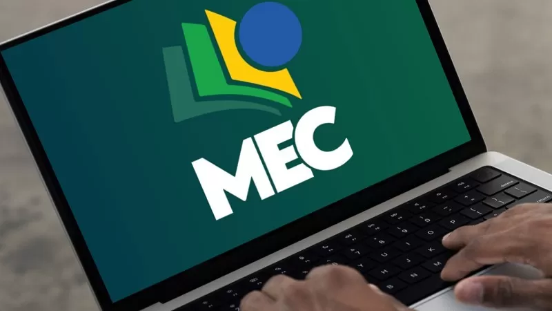 MEC proíbe Medicina e quatro outros cursos no EAD e impõe fim às graduações 100% online