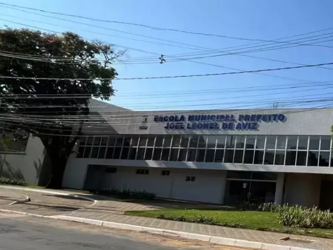 Trave de futebol cai e fere alunos em escola municipal de Vespasiano