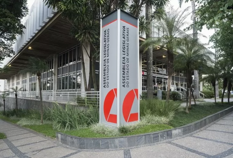 ALMG derruba veto de Zema e assegura transferência de servidoras ameaçadas por violência doméstica
