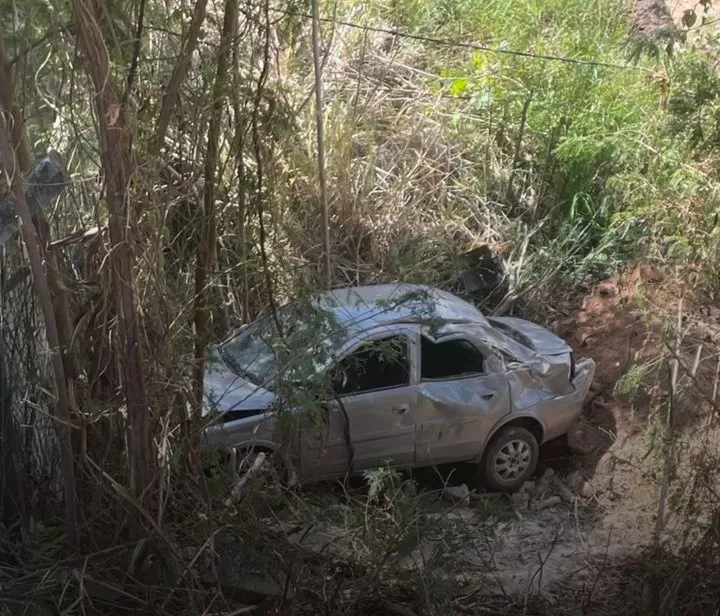 Carro com casal de idosos despenca de barranco de 10 metros em Sabará