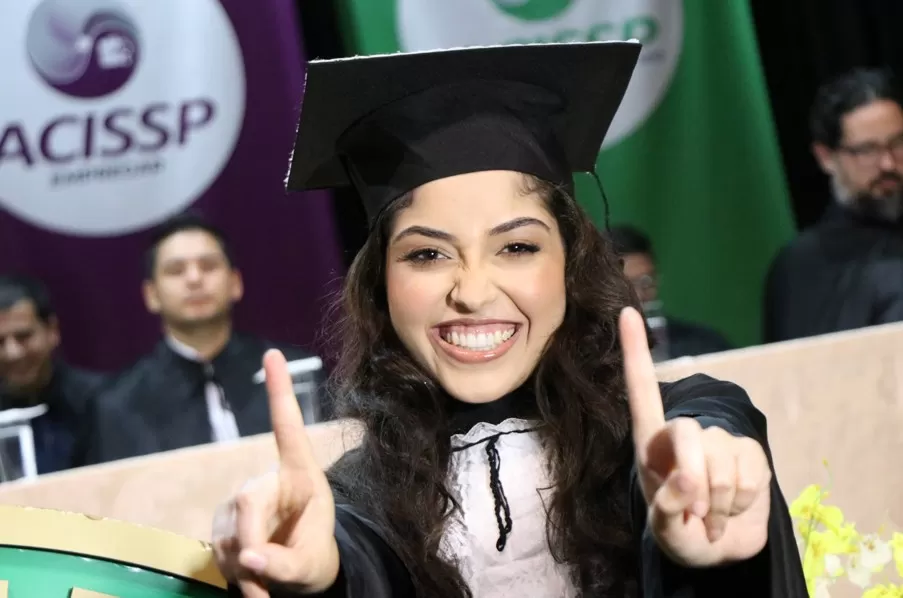 Sozinha, mas formada: mineira se torna única aluna a concluir curso na UFLA e viraliza nas redes sociais