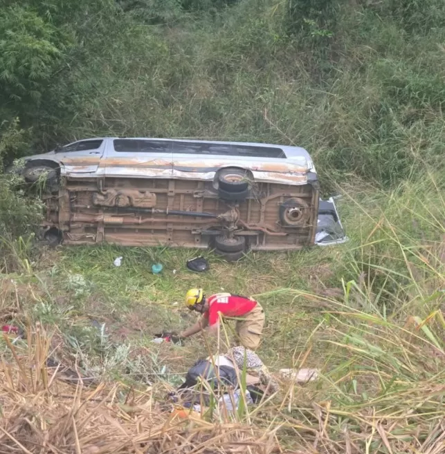 Van com 16 familiares cai em barranco de 40 metros na BR-381 e deixa vários feridos