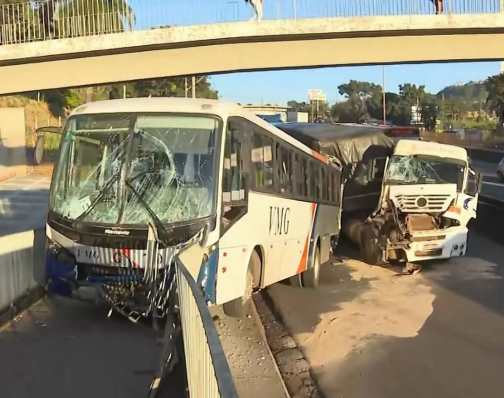 Acidente entre carreta e ônibus complica trânsito na BR-381 e deixa motorista ferido em Contagem