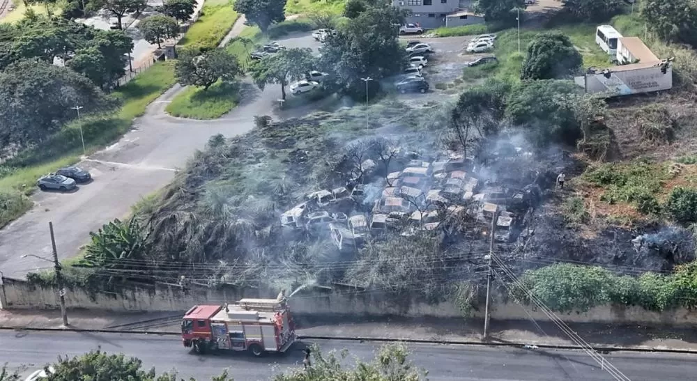 Incêndio atinge pátio da Polícia Civil na Gameleira e destrói mais de 40 veículos em Belo Horizonte