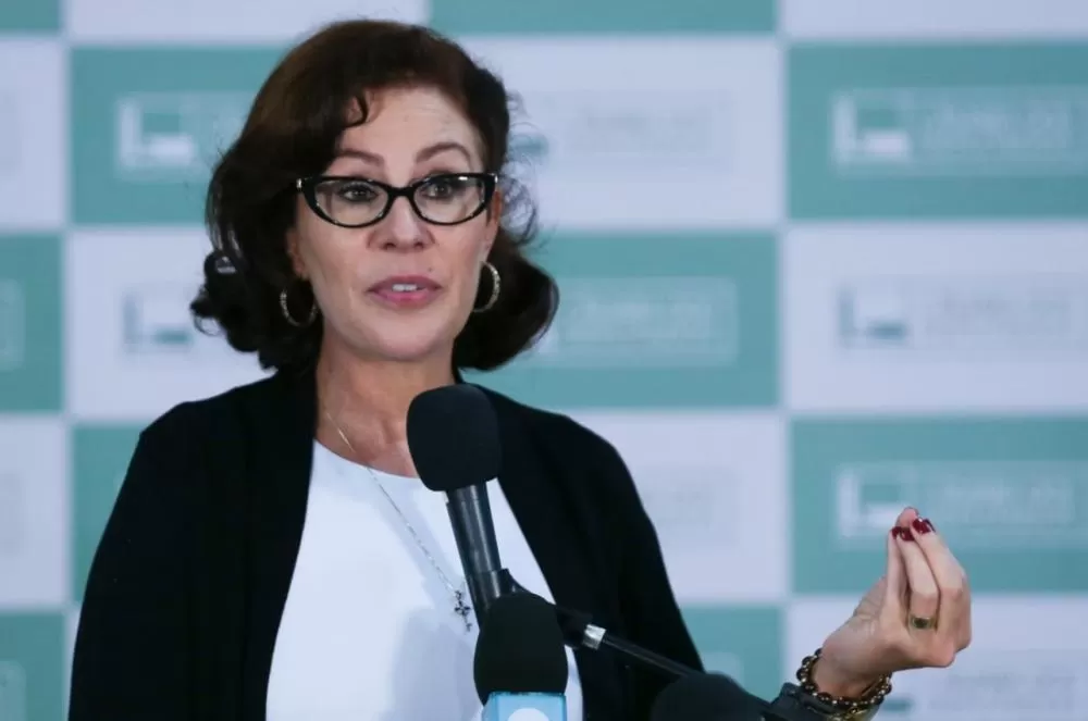 Moraes manda suspender salário de Carla Zambelli e aciona Interpol após prisão preventiva